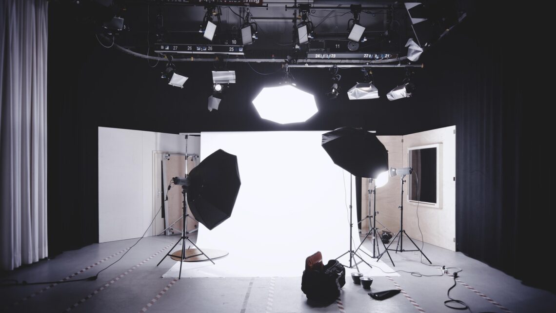 Fotostudio mit Stativen und Lampen mit weissem Hintergrund
